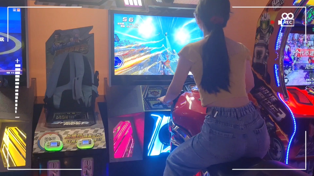 电玩城里的动静交织 摩托竞速与淘气堡乐园